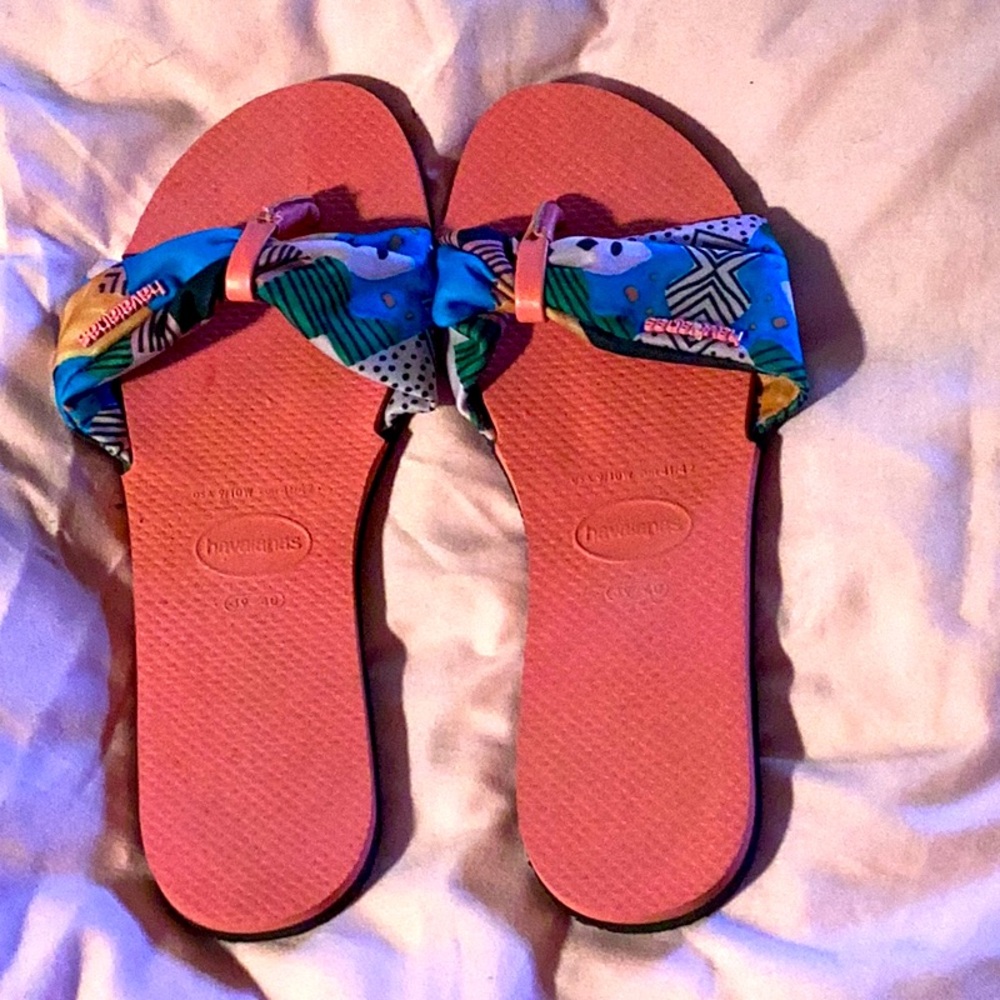 Brand new Havaianas sandals size 9 coral with print strap
